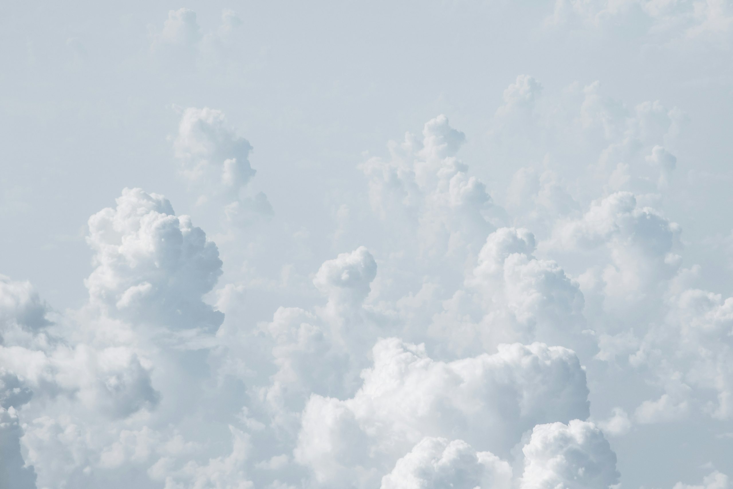 Nuage blanc sur un ciel clair