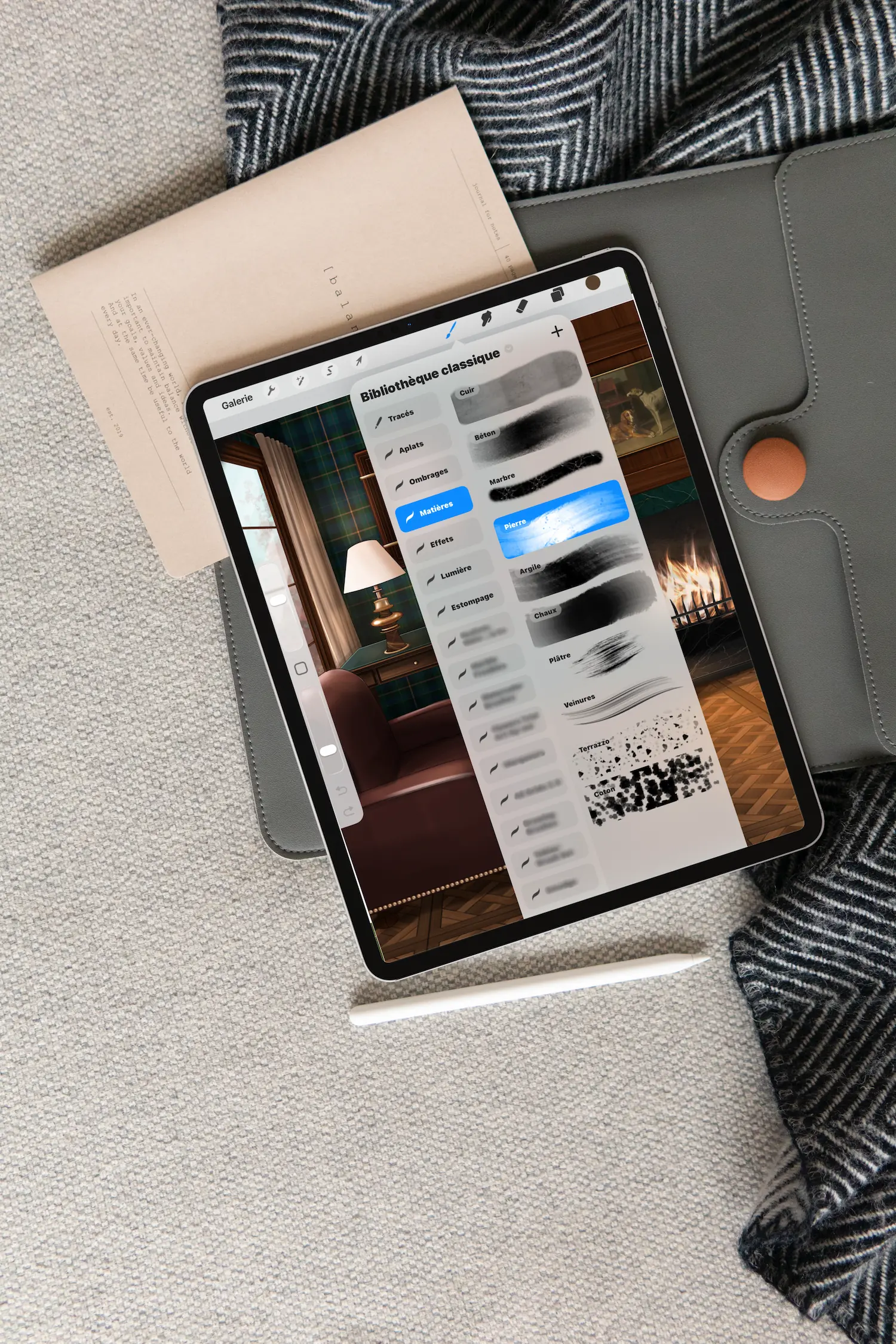 Ipad posé montrant le brushset Procreate de l'Athanor