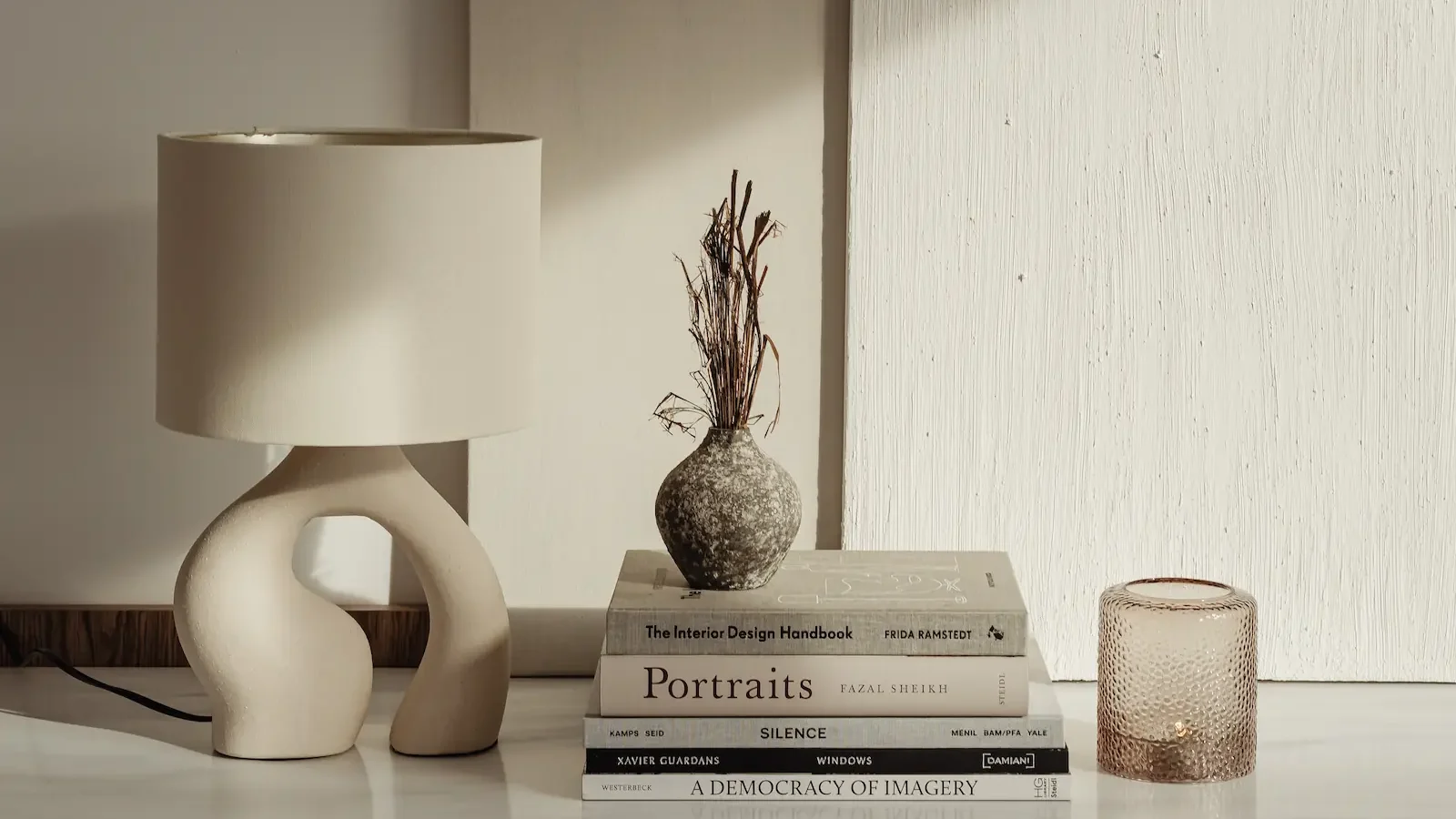 Toiles blanches, derrière une console décorative