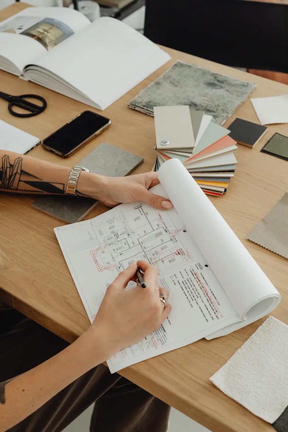 Architecte travaillant sur un plan technique