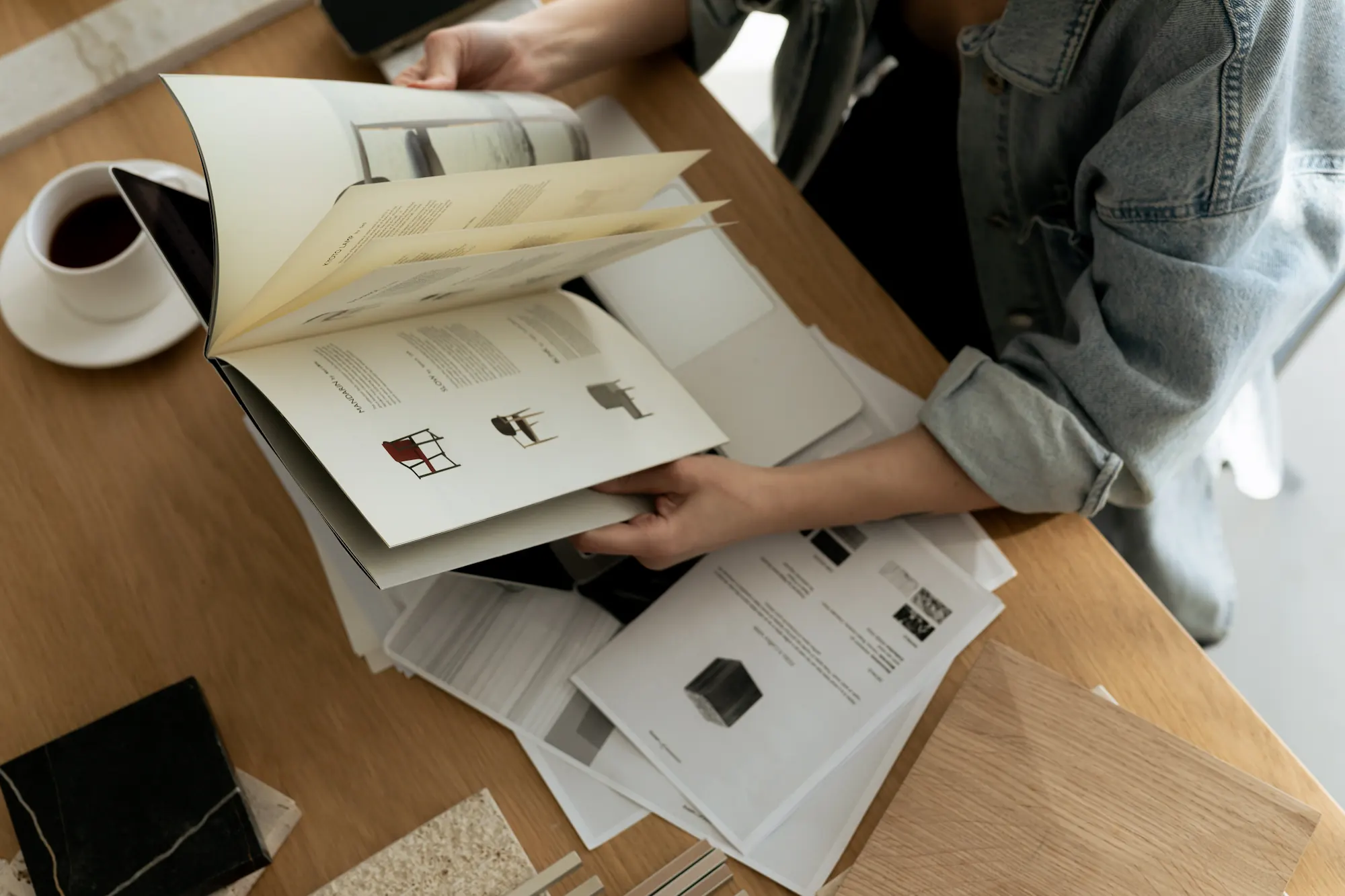 Designer feuilletant un catalogue de design