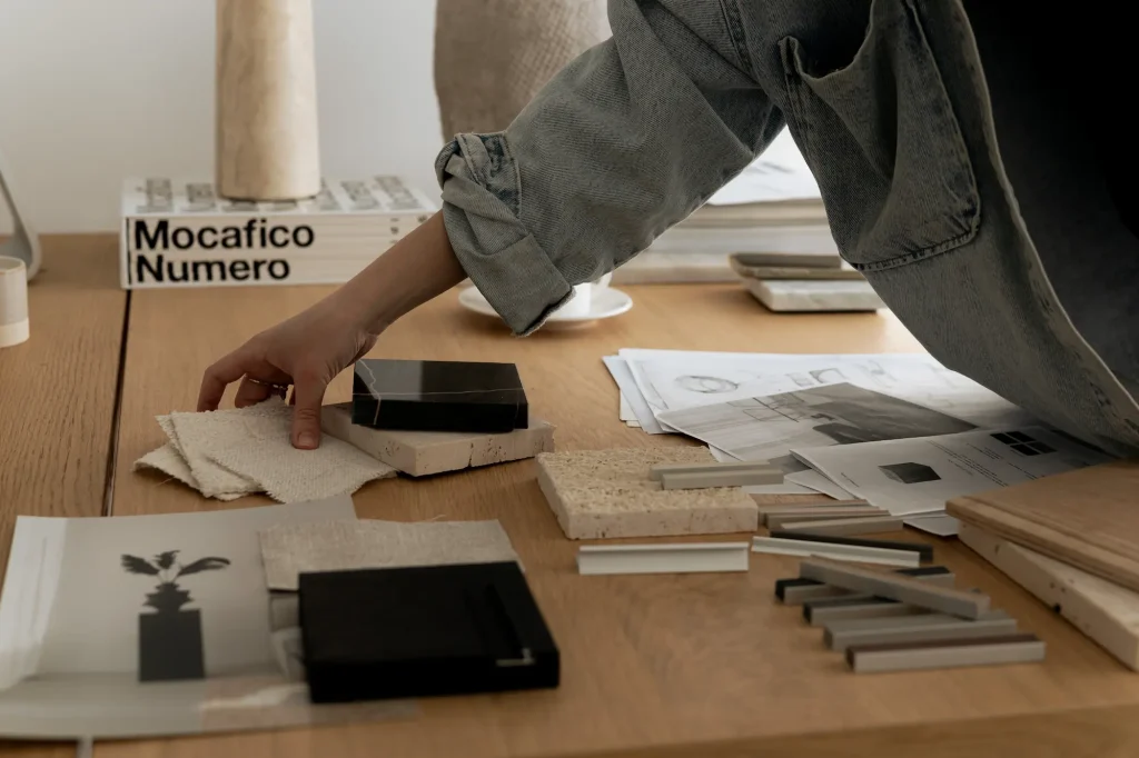 Designer rangeant son bureau