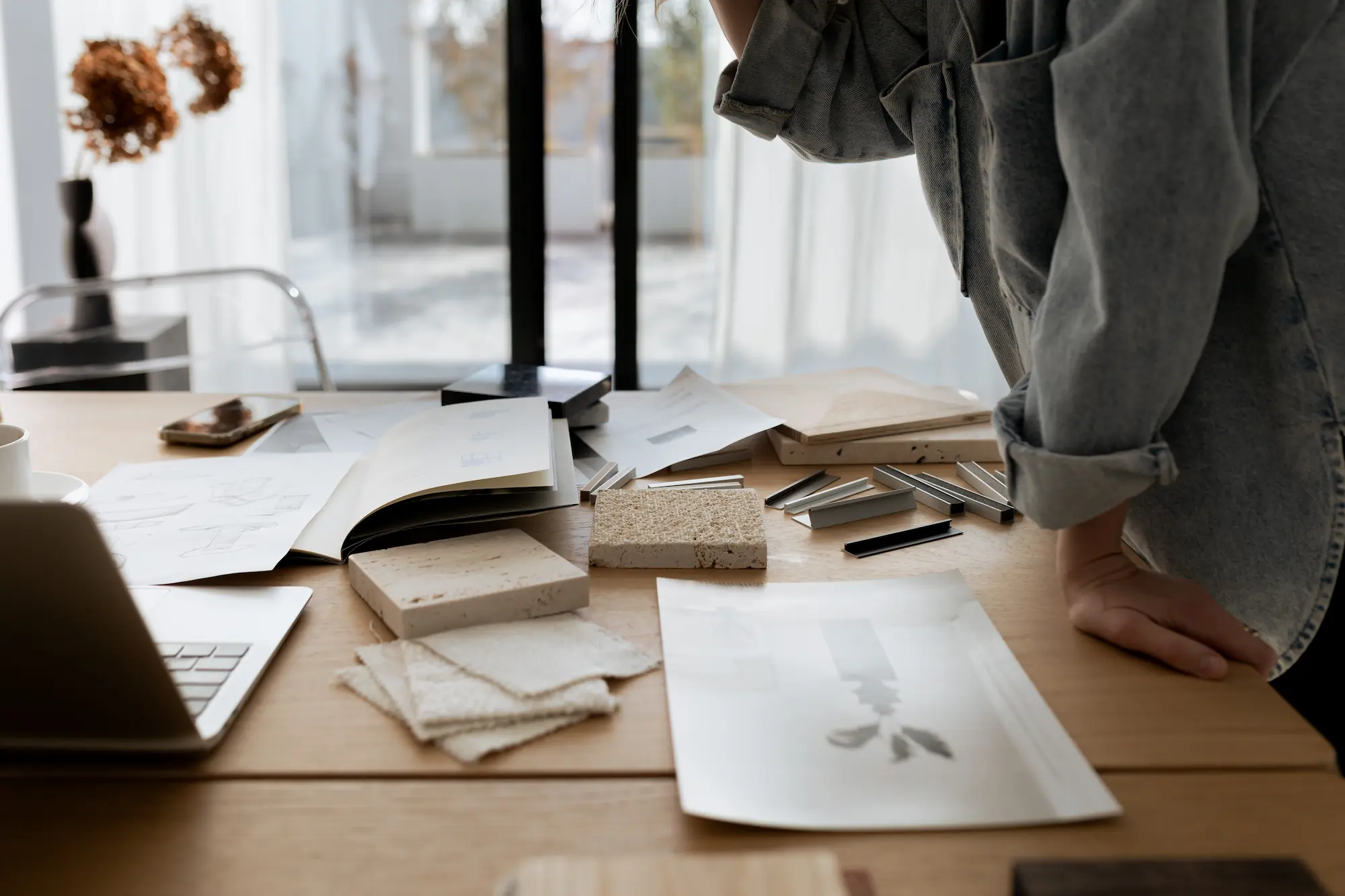 Bureau de designer avec des papiers, plans en désordre