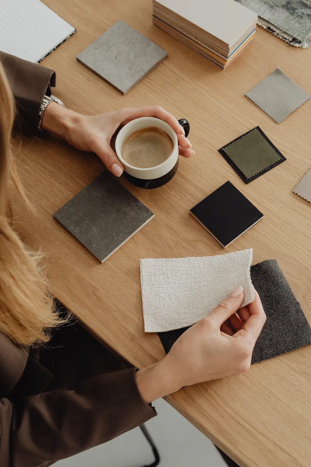 Designer prenant un café