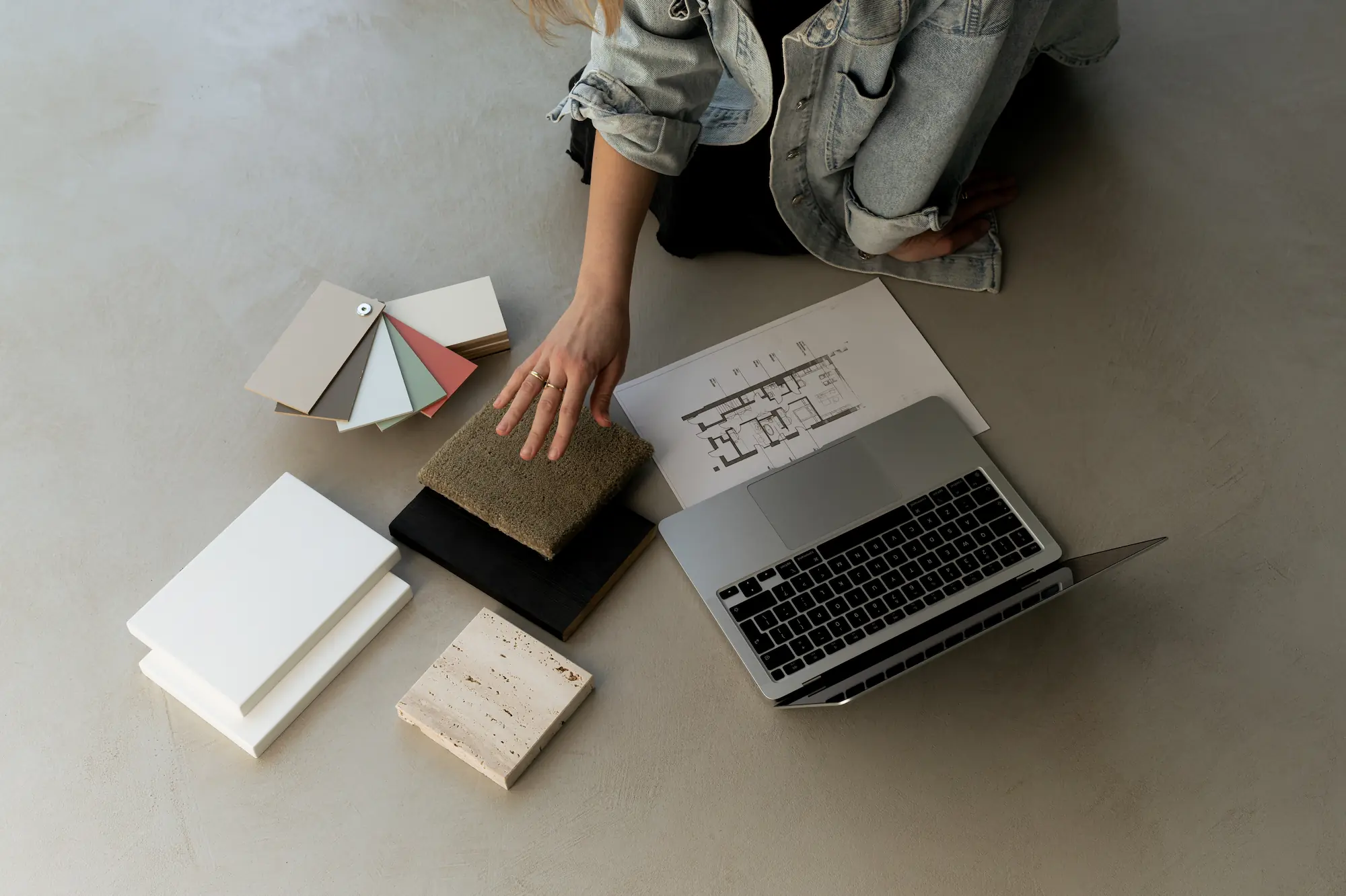 Designer en plain travail avec son ordinateur, ses matériaux, ses échantillons
