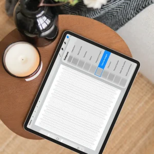 iPad posé sur une table montrant un fichier Procreate ouvert avec des revêtements décoratifs