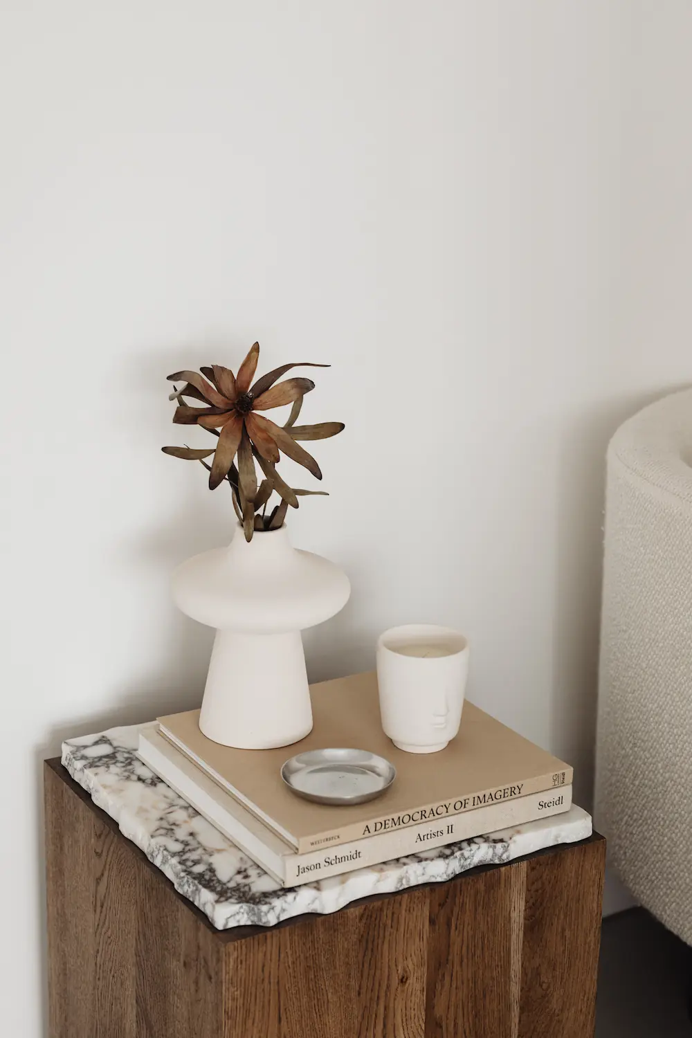 Vase décoratif posé sur une table d'appoint en bois.